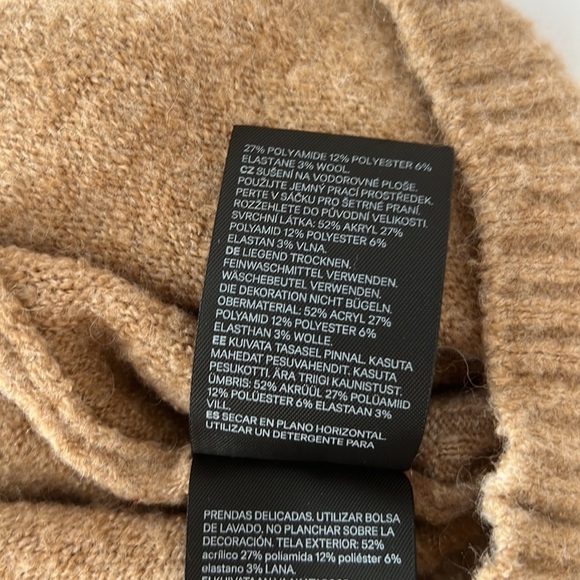 H&M l Long Sleeve Sweater with Faux Pearl Detail. - Picture 8 of 8